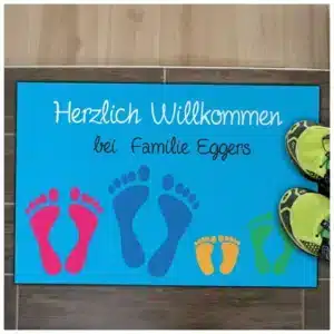 Fußmatte für Familie mit Füße und individuellem Wunschtext in blau