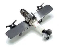 Modellflugzeug aus einer Zündkerze - Sparkfighter